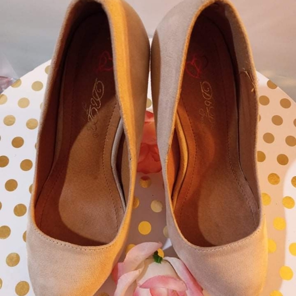 Heels - Picture 5 of 6